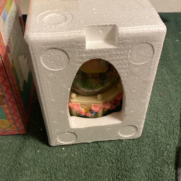 NWOT and vintage Easter Bunny Water Globe - Picture 2 of 3